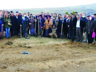 Yelek Köyünde Fidanlar Toprakla Buluştu