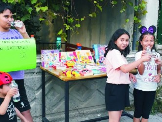 Sokak Hayvanlarına  mama almak için  oyuncaklarını sattılar