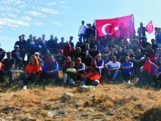 “Zirvelerde Dalgalanan Türk Bayrağımızla  Cumhuriyetimizin Nice Yüzyıllarına”