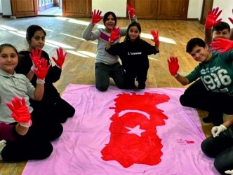 Kaman Gençlik Merkezi Resim Kursu  Öğrencileri, Cumhuriyet Bayramı’nı  El Yapımı Türk Bayrağı ile Kutladı