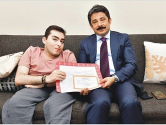 Evde Eğitim Alan Öğrencinin  Karnesi Evinde Verildi